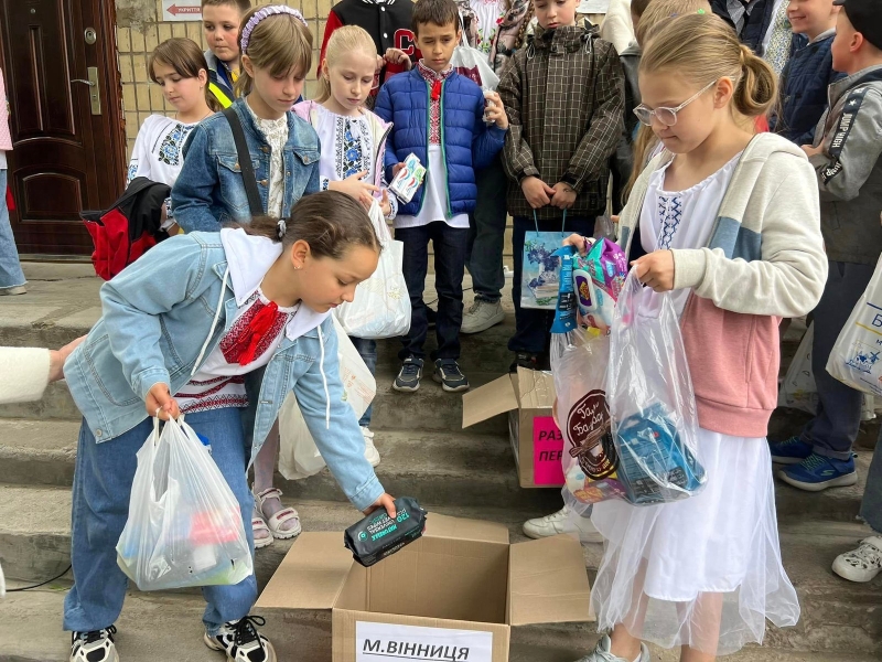 У вінницькому ліцеї №13 закупили і відправили на фронт дрони та іншу техніку