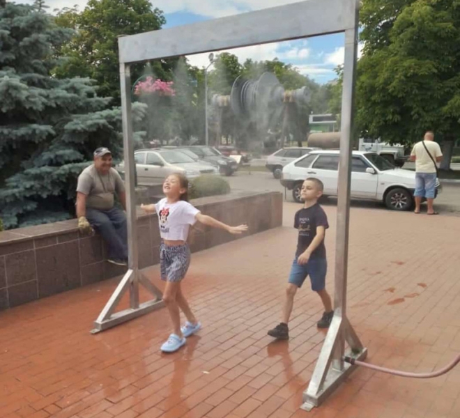 Для порятунку людей від спеки в райцентрі на Вінниччині встановили водяну арку 