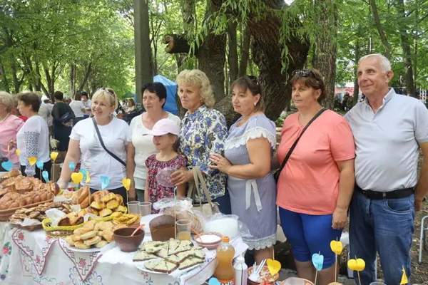 У Козятині на фестивалі каталися на старих колимагах та донатили на ЗСУ