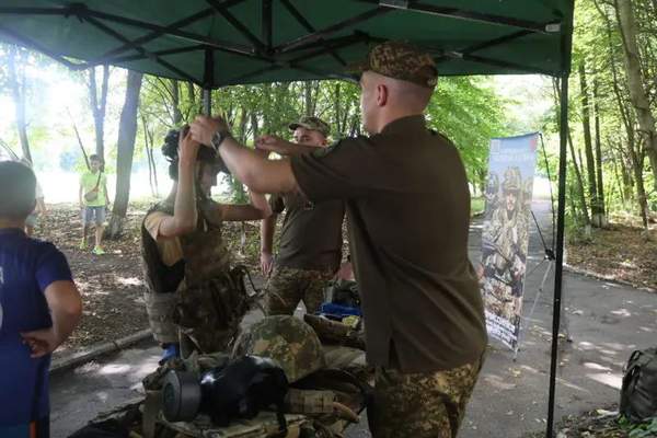 У Козятині на фестивалі каталися на старих колимагах та донатили на ЗСУ