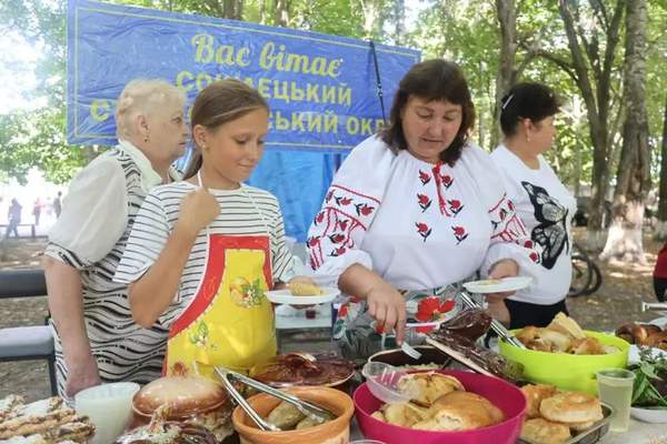 У Козятині на фестивалі каталися на старих колимагах та донатили на ЗСУ