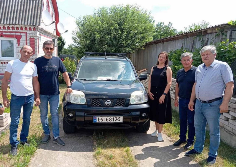 «Ласточці» з Вінниччини на передову доставили евакуаційний автомобіль Nissan X-Trail