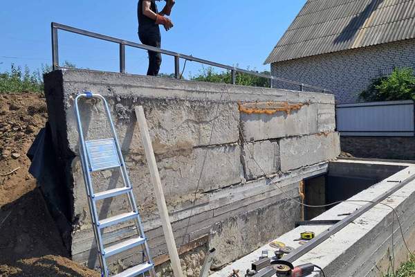 У Хмільницькому районі триває будівництво укриттів в закладах освіти