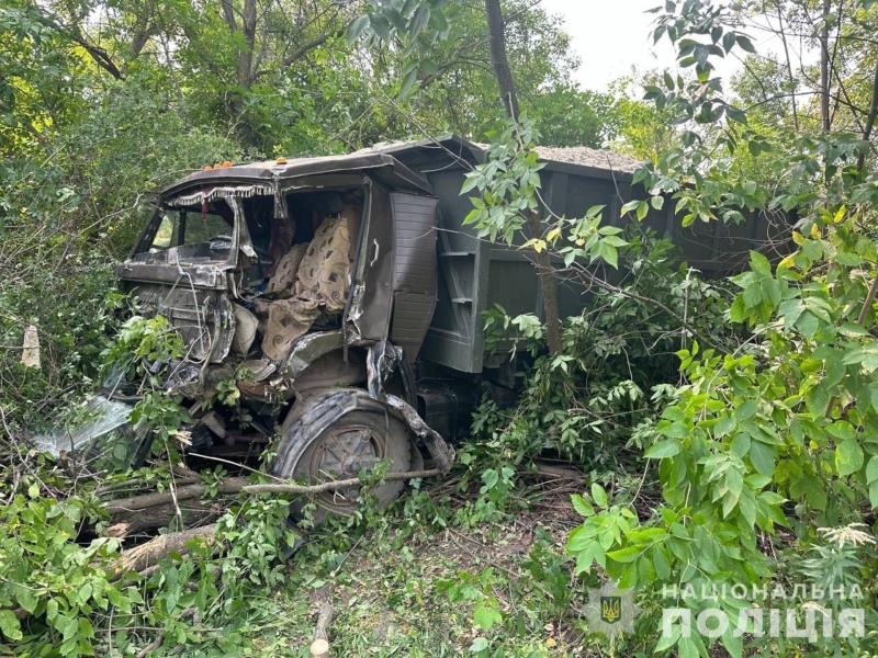 Поблизу Хмільника Камаз врізався в Мерседес, а потім в дерево та розбився вщент