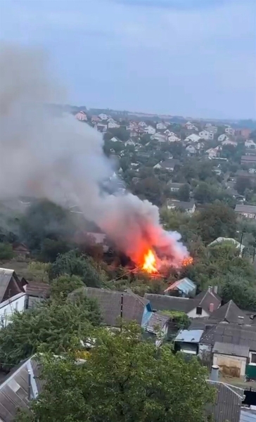 Пожежа на Симона Петлюри у Жмеринці: пожежники вранці рятували від вогню майно жмеринчан 