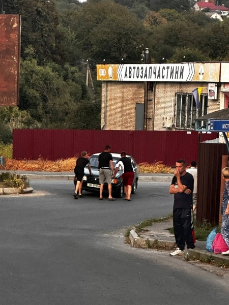 У Жмеринці ДТП: в’їхав у зустрічне авто і ледь не збив двох учениць на пішохідному переході 