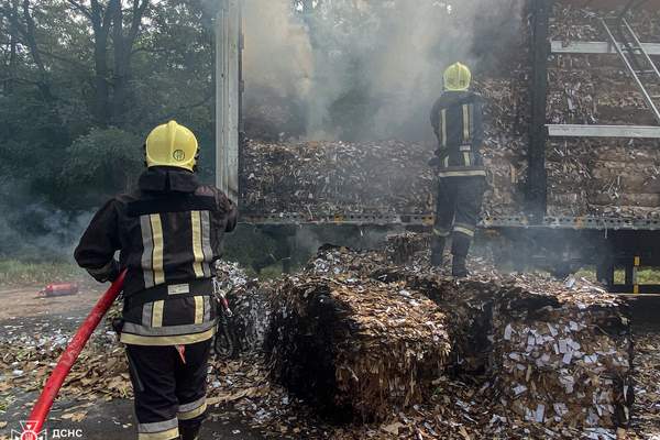 В Хмільницькому районі згоріла фура картону