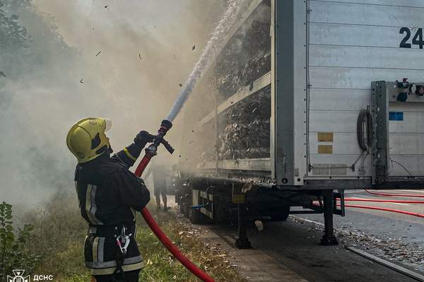 В Хмільницькому районі згоріла фура картону