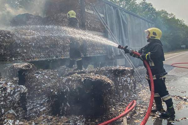 В Хмільницькому районі згоріла фура картону