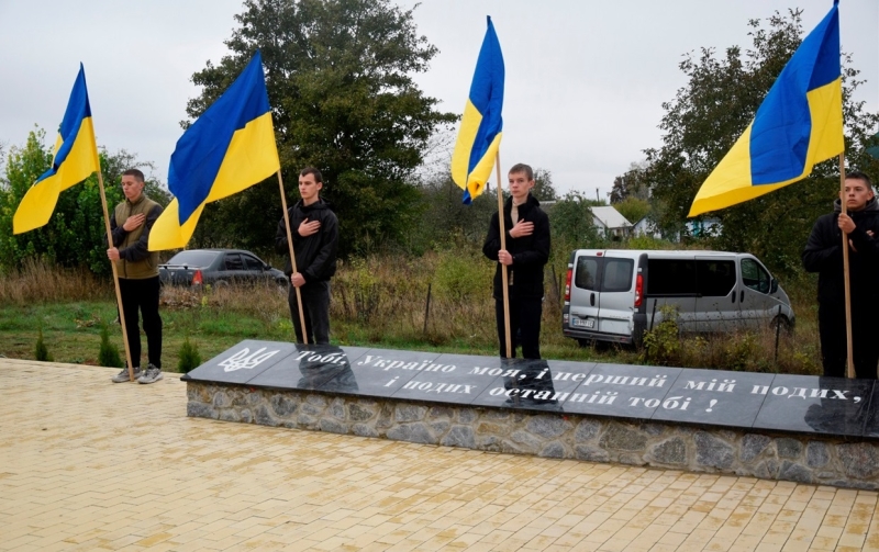 У День захисника України у Северинівці відкрили меморіал Слави: вшановують Героїв громади 