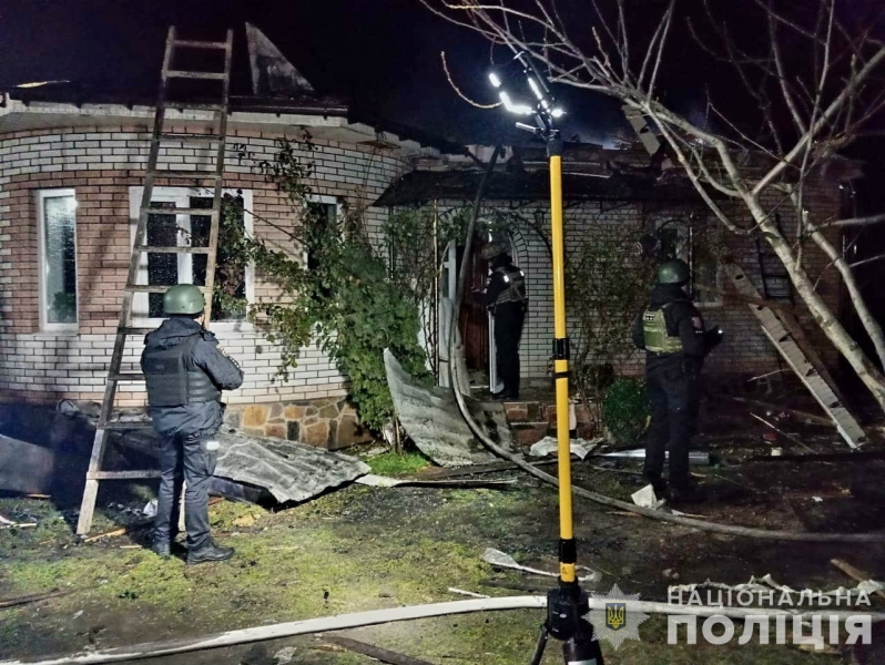 Вінницькі поліцейські показали фото постраждалого від російського дрону обійстя