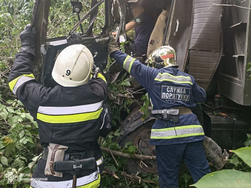 Під Хмільником сталася аварія: водій травмувався