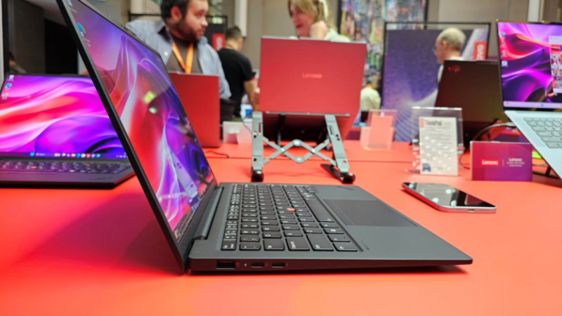 
Lenovo показала Copilot+ PC на базі процесорів Intel, AMD й Qualcomm, та концепт Auto Twist з автоматичним керуванням положення дисплея 