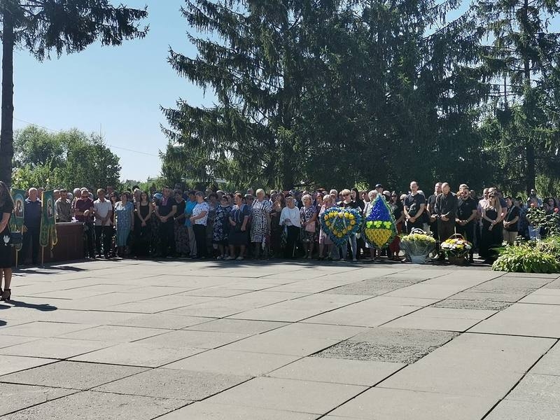 На віче в Хмільнику попрощалися з загиблим Героєм Олегом Глузданем