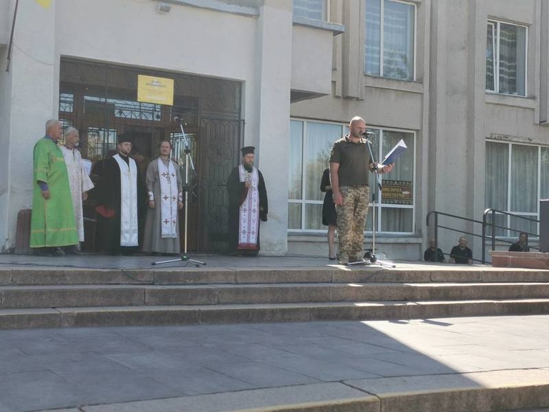 На віче в Хмільнику попрощалися з загиблим Героєм Олегом Глузданем