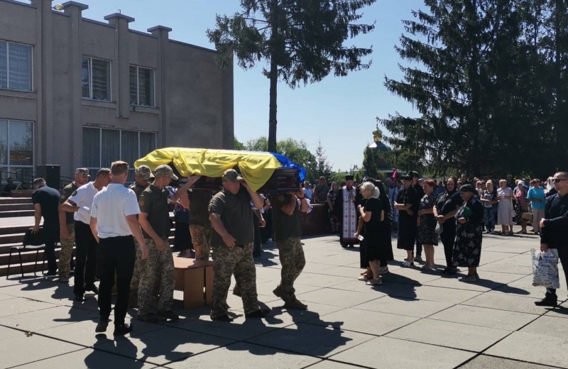 На віче в Хмільнику попрощалися з загиблим Героєм Олегом Глузданем