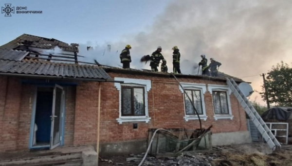 На Вінниччині уламки збитої ракети впали на будинок, виникла пожежа