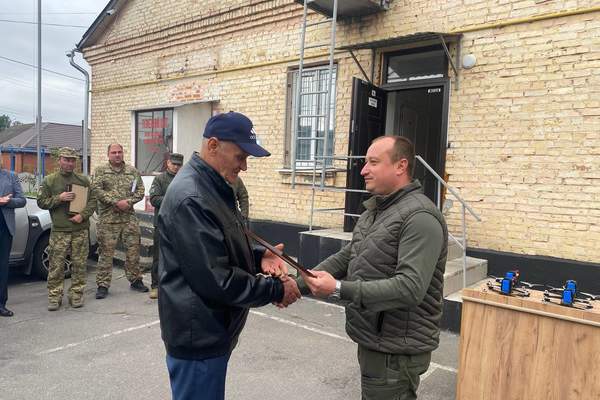 Ніссан Навара, 20 дронів, 10 детекторів та ще багато чого відправили з Хмільника нашим захисникам та захисницям 