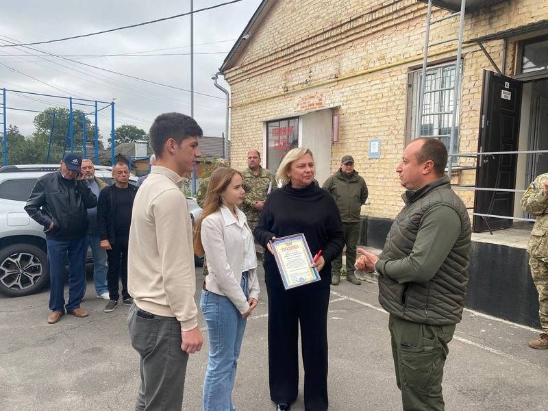 Ніссан Навара, 20 дронів, 10 детекторів та ще багато чого відправили з Хмільника нашим захисникам та захисницям 