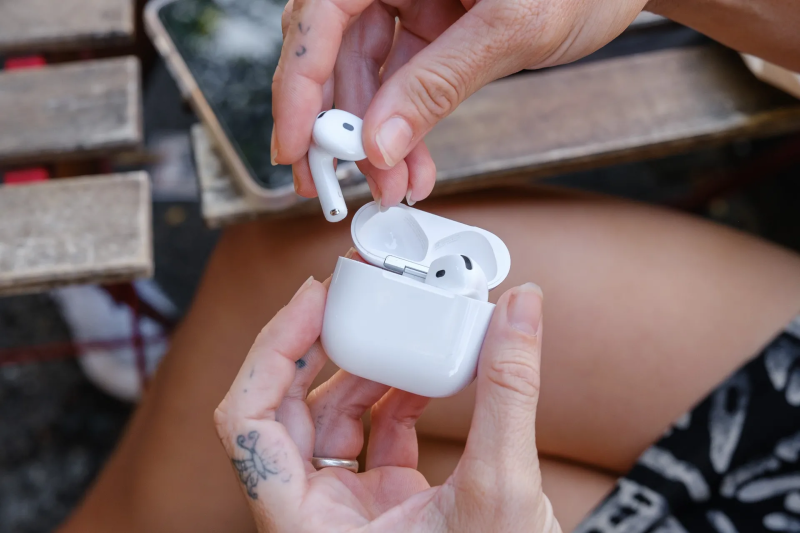 
Перші огляди Apple AirPods 4: USB-C, «подекуди корисна» ANC та менший час автономної роботи 