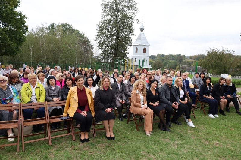 Побачення у таємничому саду влаштували у Жмеринці з нагоди професійного свята освітян