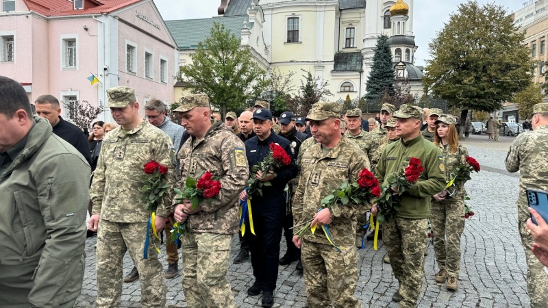 Покладання квітів на честь загиблих воїнів у Вінниці (Фоторепортаж)