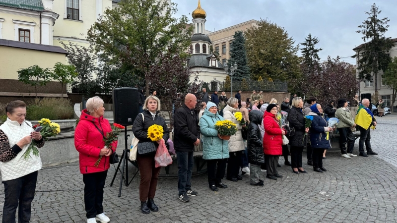 Покладання квітів на честь загиблих воїнів у Вінниці (Фоторепортаж)