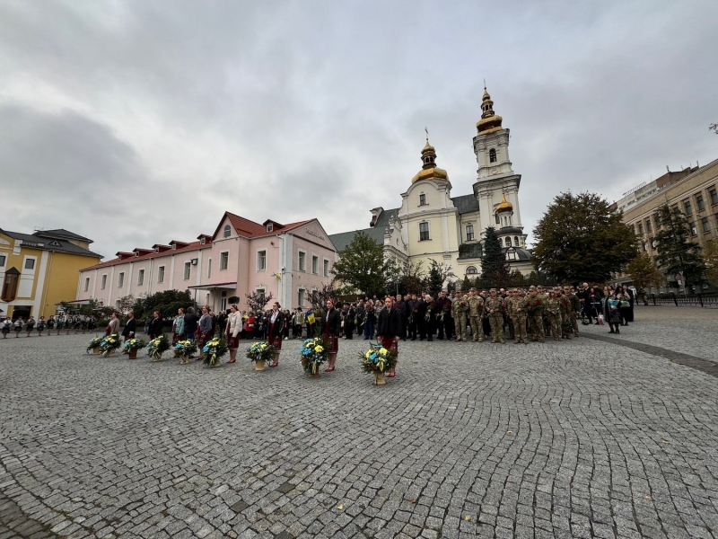 Покладання квітів на честь загиблих воїнів у Вінниці (Фоторепортаж)