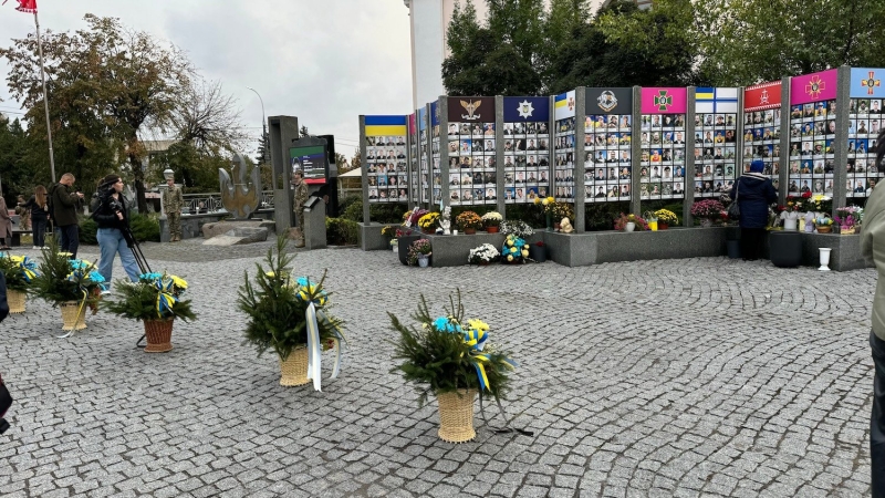 Покладання квітів на честь загиблих воїнів у Вінниці (Фоторепортаж)