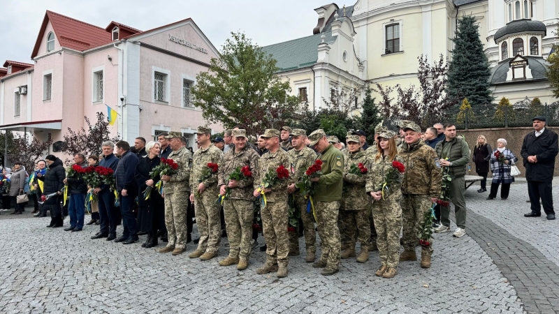 Покладання квітів на честь загиблих воїнів у Вінниці (Фоторепортаж)