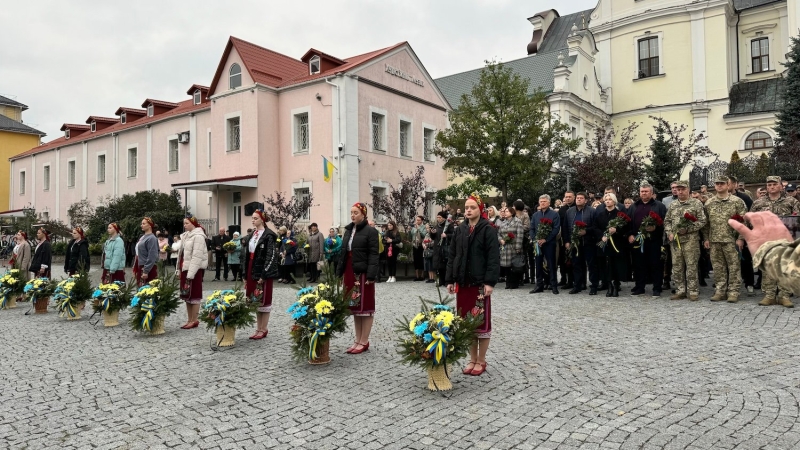 Покладання квітів на честь загиблих воїнів у Вінниці (Фоторепортаж)