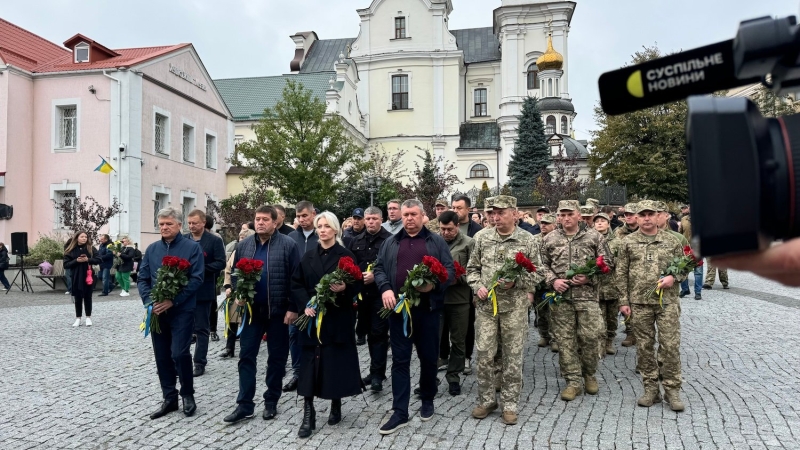 Покладання квітів на честь загиблих воїнів у Вінниці (Фоторепортаж)