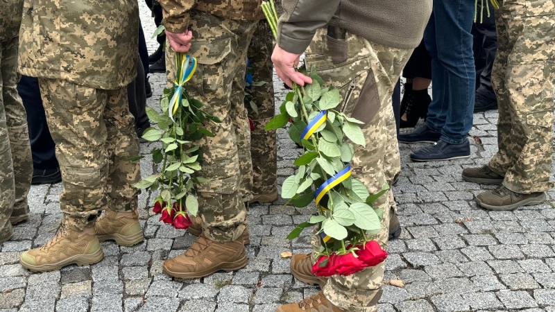 Покладання квітів на честь загиблих воїнів у Вінниці (Фоторепортаж)