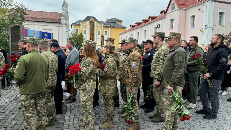 Покладання квітів на честь загиблих воїнів у Вінниці (Фоторепортаж)