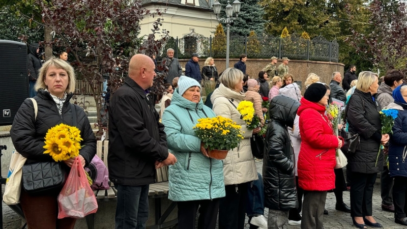 Покладання квітів на честь загиблих воїнів у Вінниці (Фоторепортаж)