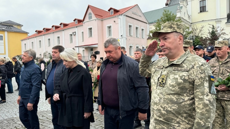 Покладання квітів на честь загиблих воїнів у Вінниці (Фоторепортаж)