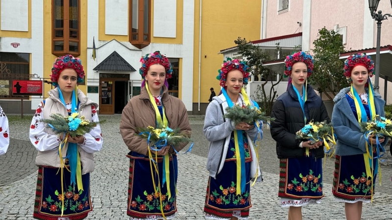 Покладання квітів на честь загиблих воїнів у Вінниці (Фоторепортаж)