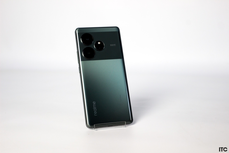 
Realme GT 7 Pro приписують SoC Snapdragon 8 Gen 4, батарею на 6000 мАгод та перископічну камеру 