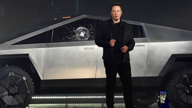 
Tesla Cybertruck пограбували за секунди: злодій розбив «непробивне» скло, пікап не сповістив власника 