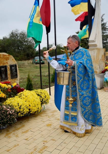 У День захисника України у Северинівці відкрили меморіал Слави: вшановують Героїв громади