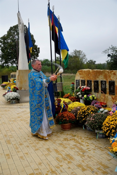 У День захисника України у Северинівці відкрили меморіал Слави: вшановують Героїв громади