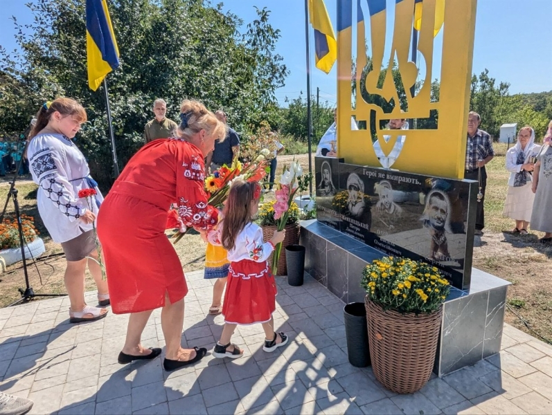 У селі Подільське на Жмеринщині відкрили меморіальний пам’ятник односельчанам-Героям 