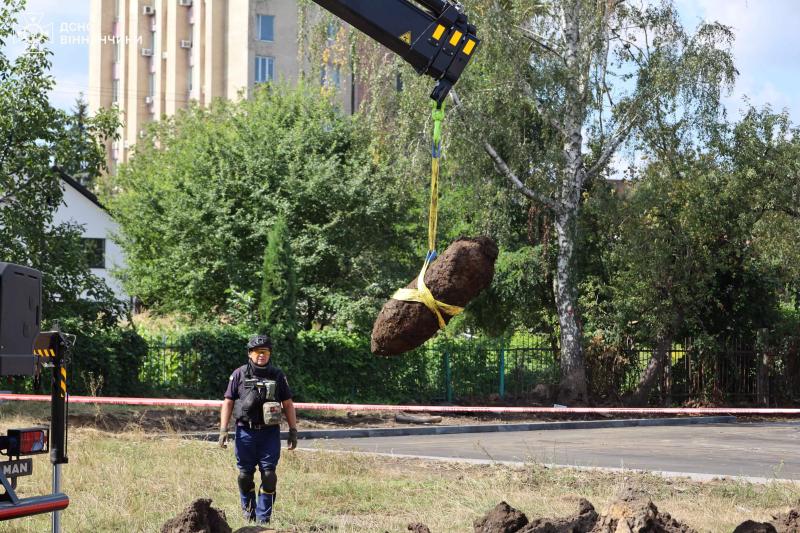 У Вінниці виявили дві авіабомби на території школи