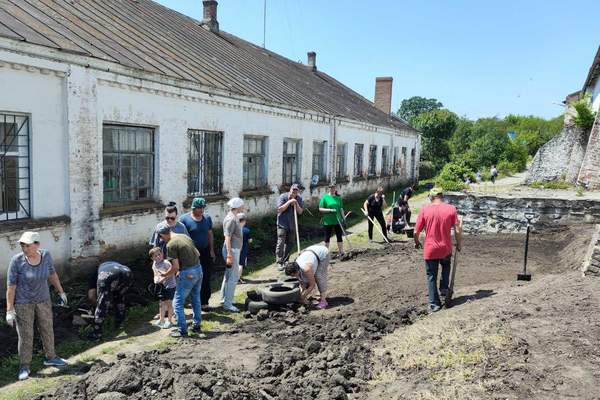 В Хмільницькому районі на місці пустиря волонтери облаштували Сквер Янголів