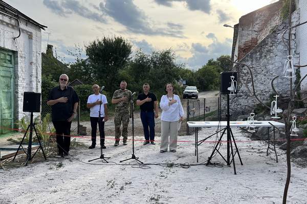 В Хмільницькому районі на місці пустиря волонтери облаштували Сквер Янголів