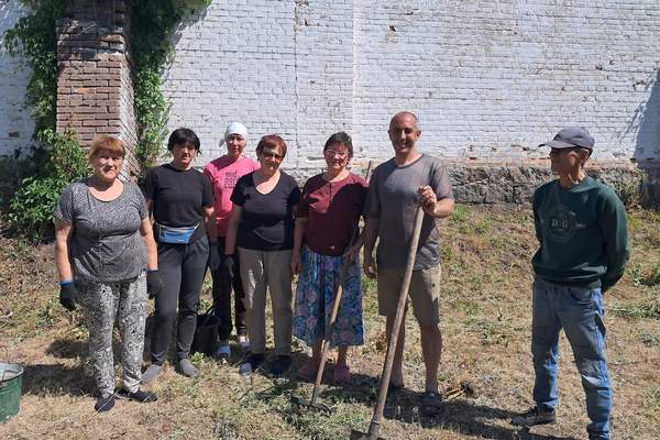 В Хмільницькому районі на місці пустиря волонтери облаштували Сквер Янголів