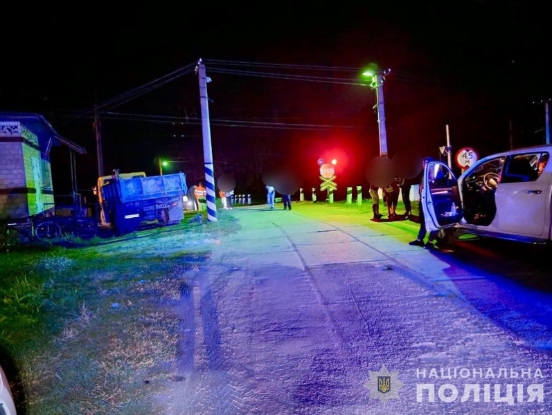 В Хмільницькому районі  в ДТП загинула 15-річна дівчина. П'яний водій виїхав на переїзд та зіткнувся з потягом