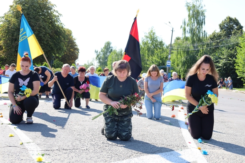 «Він не боявся куль і врятував мені життя»: побратими вшановують пам’ять Романа Радецького