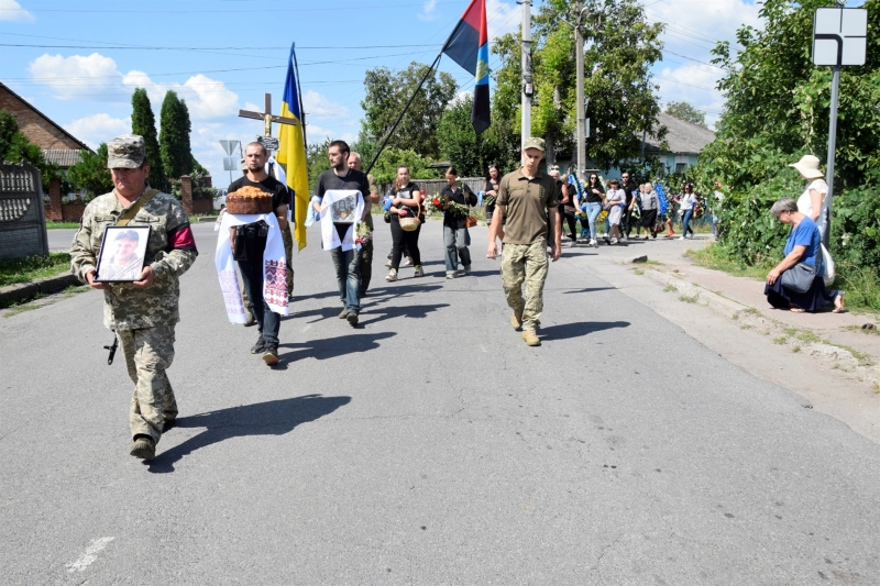 «Він не боявся куль і врятував мені життя»: побратими вшановують пам’ять Романа Радецького