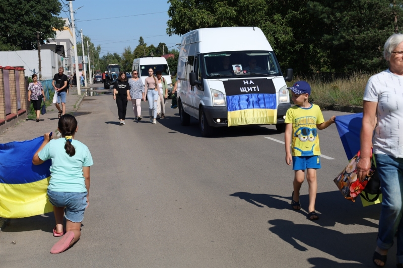 «Він не боявся куль і врятував мені життя»: побратими вшановують пам’ять Романа Радецького